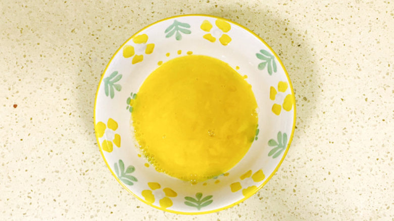 金灿灿的黄金炒饭,加少许盐和清水,搅拌均匀