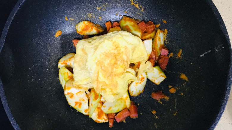 金灿灿的黄金炒饭,加入鸡蛋饼,继续翻炒,并将鸡蛋饼打散