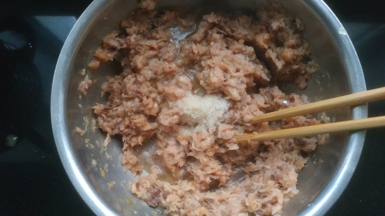 鲅鱼水饺,加入适量清水,适量盐。向一个方向划圈搅拌