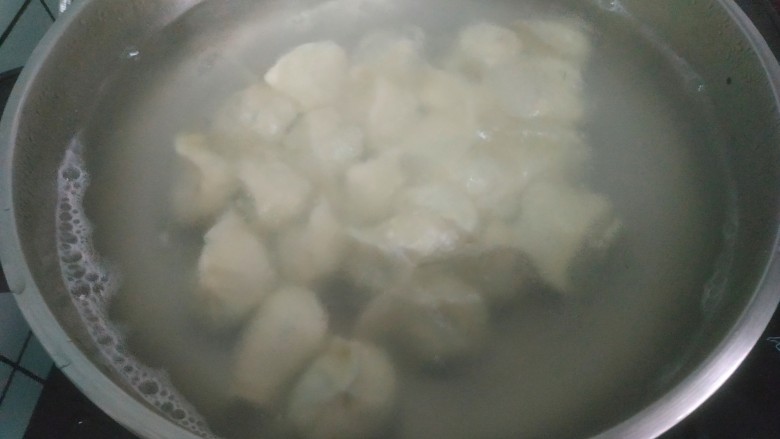 鲅鱼水饺,锅中放入适量清水烧开,下入饺子