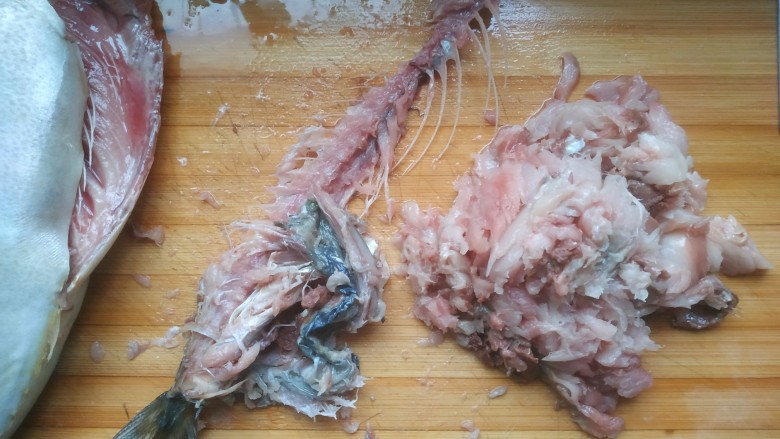 鲅鱼水饺,用勺子把鱼肉刮下来,皮和刺扔掉