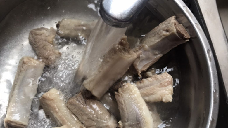 胡萝卜玉米排骨汤,然后再捞出洗去血沫,再沥干水份备用
