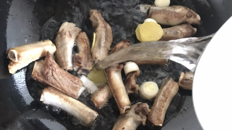 胡萝卜玉米排骨汤,再倒入两壶开水,大火烧开转中小火炖40分钟水多加点,因为用铁锅炖汤,汤会越炖越少