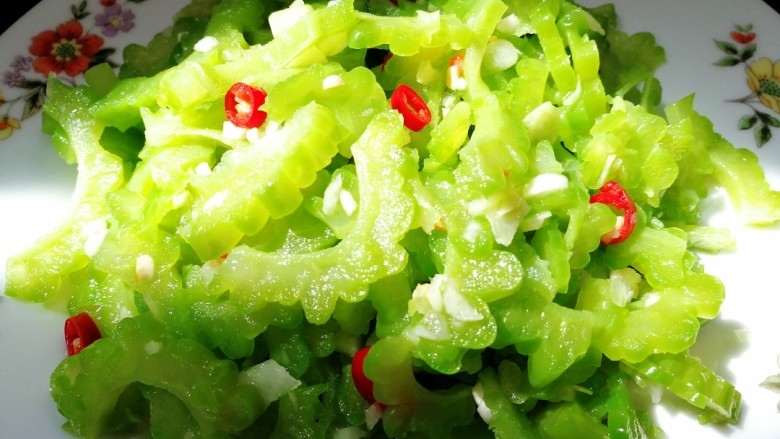 减脂系~凉拌苦瓜,凉拌<a style='color:red;display:inline-block;' href='/shicai/ 55'>苦瓜</a>~清香翠绿微辣,一起享瘦~