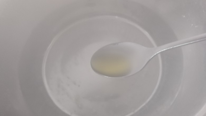 减脂系~凉拌苦瓜,一点油,这样焯水的苦瓜颜色可保持翠绿