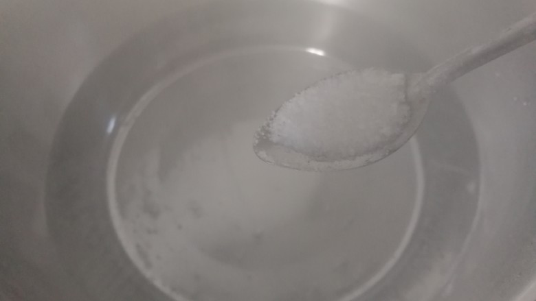 减脂系~凉拌苦瓜,锅内烧开水,放一点盐