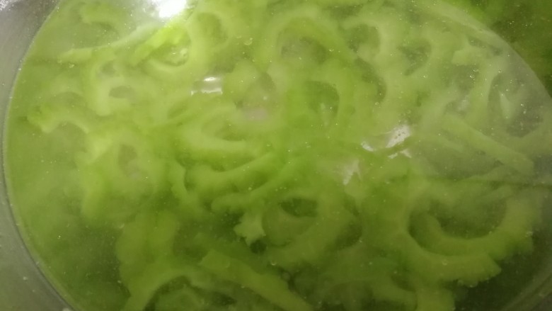 减脂系~凉拌苦瓜,捞出放冷水中,再捞出控水
