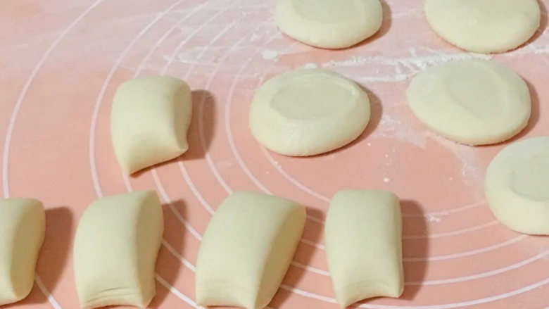 萝卜丝大肉包,发酵好以后,将面团再轻揉10分钟排气,然后分割成小份。