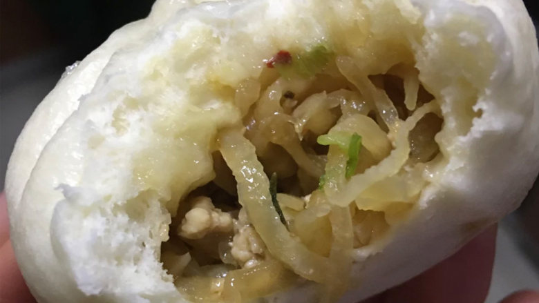 萝卜丝大肉包,萝卜丝大肉包做好啦!面团微甜,内馅汤汁欲出,咬一口太满足!