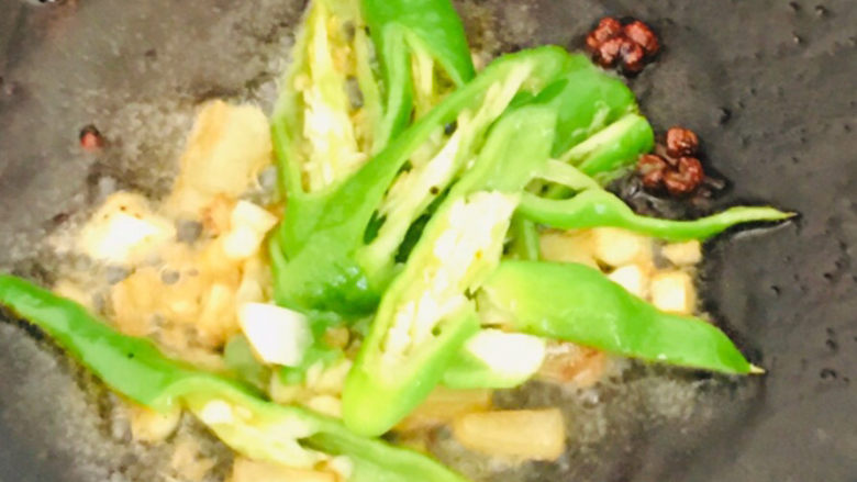 四季豆炒肉,多余的油,放花椒,姜,蒜,辣椒,爆香~