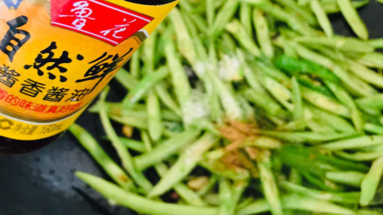 四季豆炒肉,加适量酱香酱油~