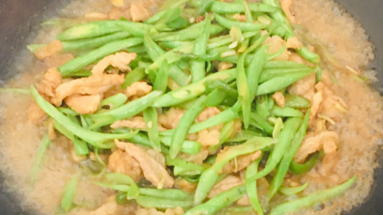 四季豆炒肉,加少许水,大火翻炒,收汁即可~