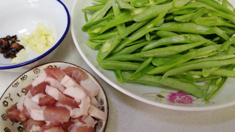 四季豆炒肉,四季豆斜切,五花肉切条。