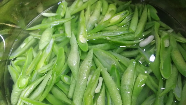 四季豆炒肉,四季豆放入开水里,水开焯3分钟。