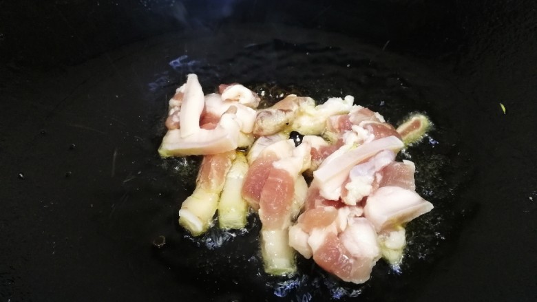 四季豆炒肉,小火至冰糖融化成焦糖色,放入五花肉。