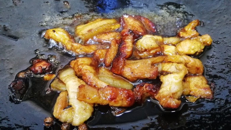 四季豆炒肉,放入花椒大料,炒香。