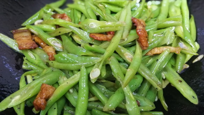 四季豆炒肉,放入一汤匙<a style='color:red;display:inline-block;' href='/shicai/ 788'>生抽</a>,文火把四季豆的水份炒干。