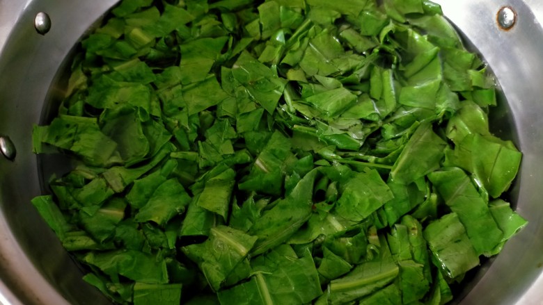 凉拌千张,用焯千张的水焯莴笋叶