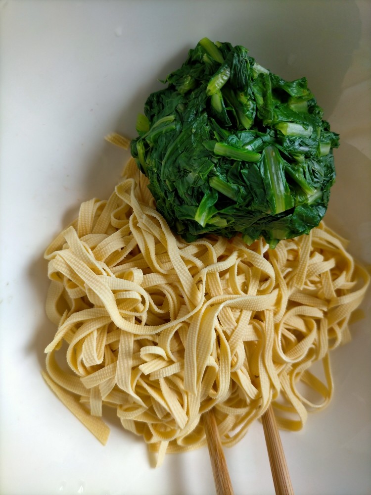 凉拌千张,焯过水的千张和莴笋叶放一起放到大碗中
