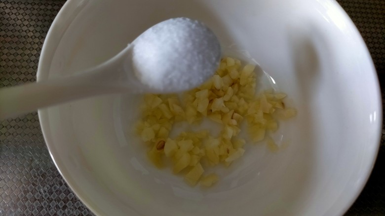 凉拌千张,开始做凉拌酱汁
<a style='color:red;display:inline-block;' href='/shicai/ 2794'>大蒜</a>切末放入碗中，加一勺盐