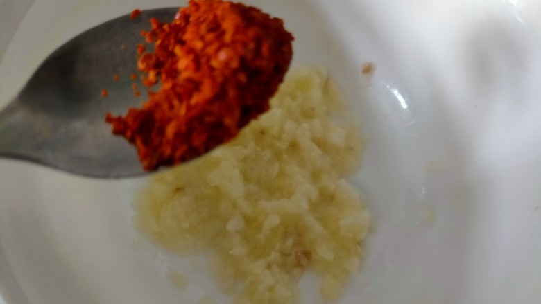 凉拌千张,加半勺辣椒面