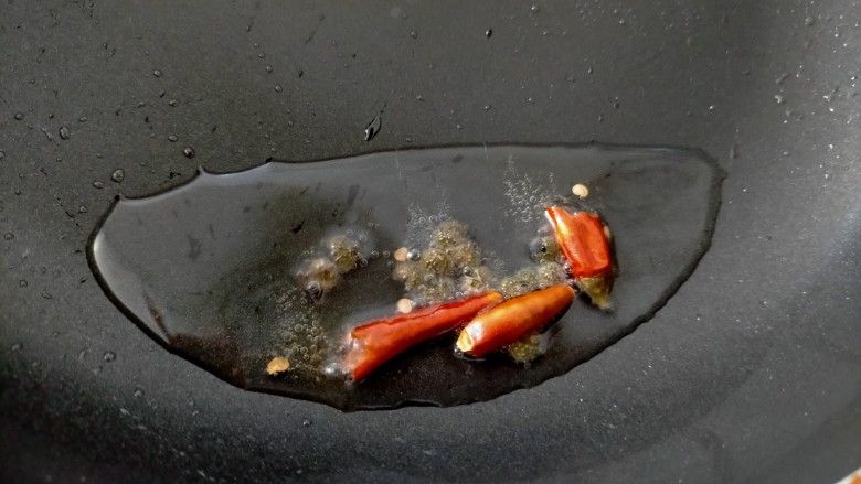 凉拌千张,将锅倾斜，热锅烧一点油，放少许花椒和<a style='color:red;display:inline-block;' href='/shicai/ 86474'>干辣椒</a>炸香