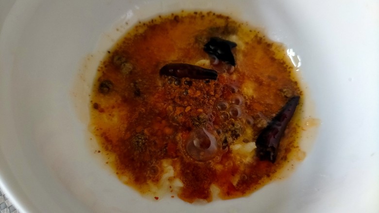 凉拌千张,热油自动爆辣椒面和大蒜，适量用勺子搅拌几下
这样的蒜末吃起来不会像生蒜那么冲