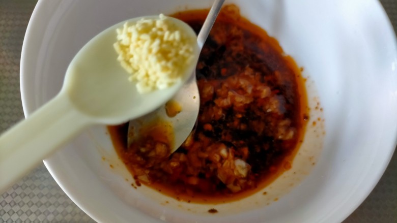 凉拌千张,鸡精少许