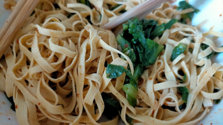 凉拌千张,搅拌均匀即可食用