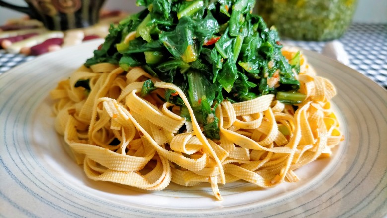 凉拌千张,装盘上桌