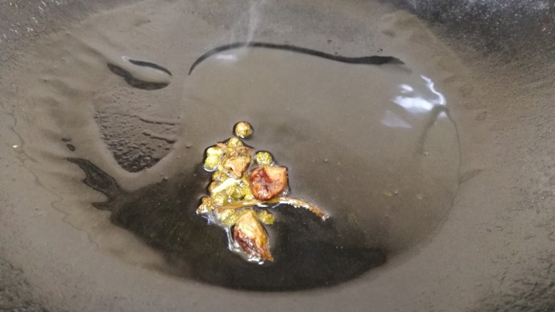 凉拌千张,放入麻椒大料小火炸香,关火晾凉。