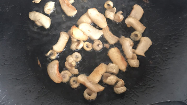 四季豆炒肉,锅烧热,不放油,把切肉的切出来的肥肉和猪皮,先放入锅中小火煸出油
