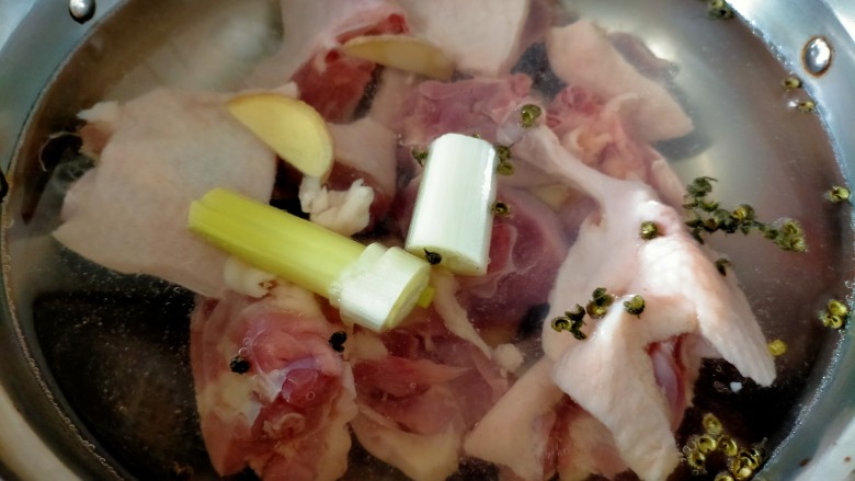 麻辣鸭边腿,锅里加纯净水,上面准备好的调料和鸭块,开大火烧开