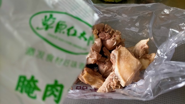 麻辣鸭边腿,找一个干净的塑料袋装鸭块,有密封袋更好,倒入水煮肉片调料包里面的腌肉包