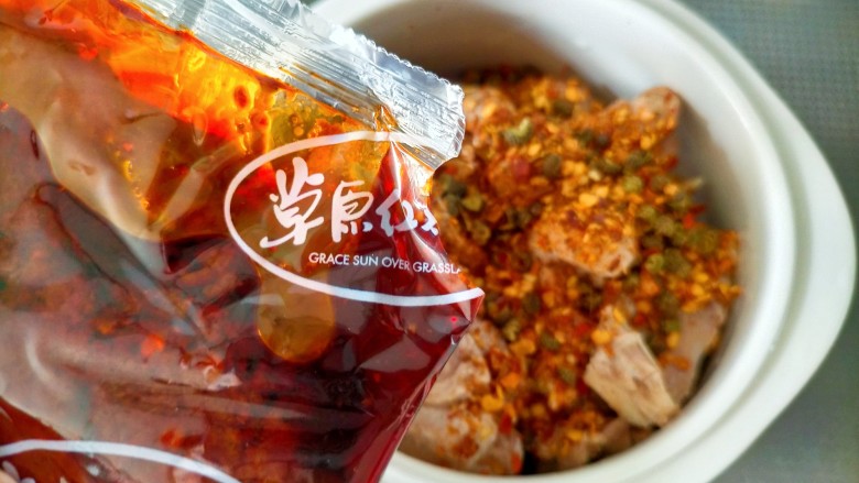 麻辣鸭边腿,倒入麻辣包,我用了一半