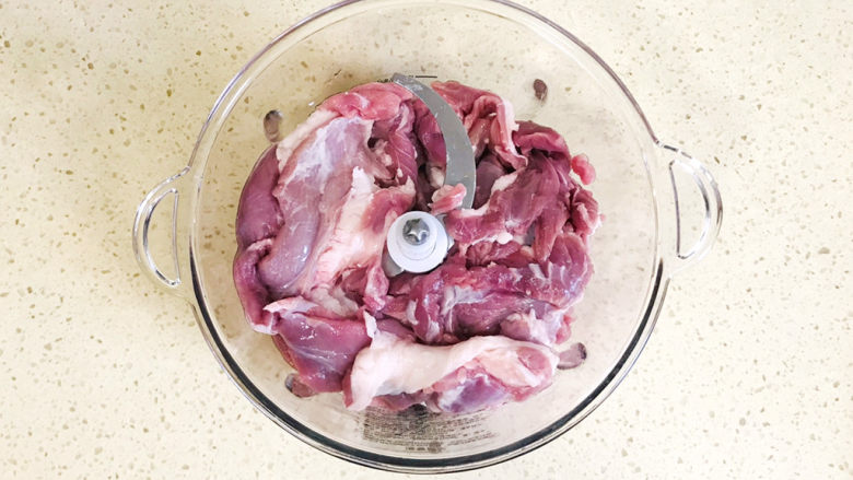 全麦猪肉豇豆包子,切成小块,加入搅拌机中