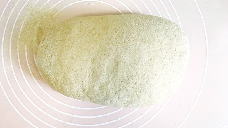 全麦猪肉豇豆包子,取一块面团,在案板上揉成光滑的面团