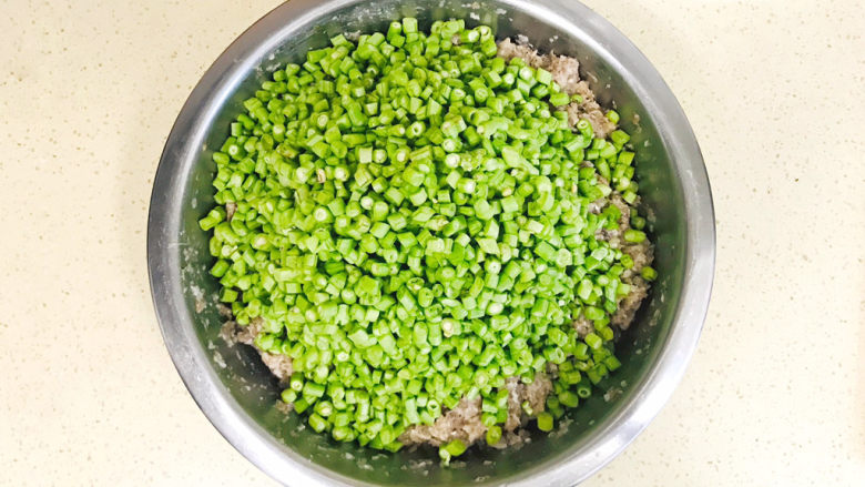全麦猪肉豇豆包子,切成碎末,加入肉馅中