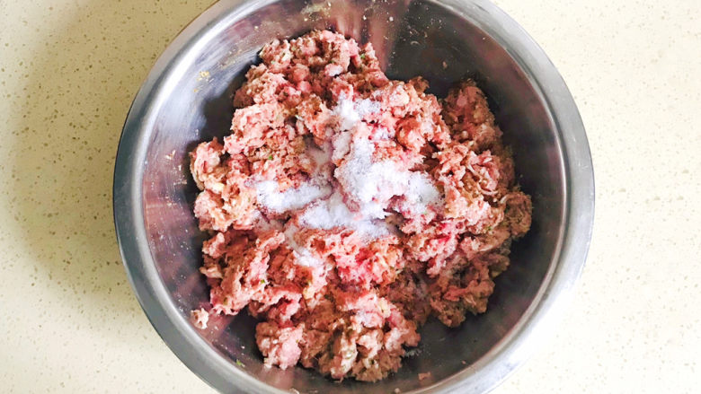 全麦猪肉豇豆包子,继续加入盐、<a style='color:red;display:inline-block;' href='/shicai/ 756'>鸡精</a>,搅拌均匀
