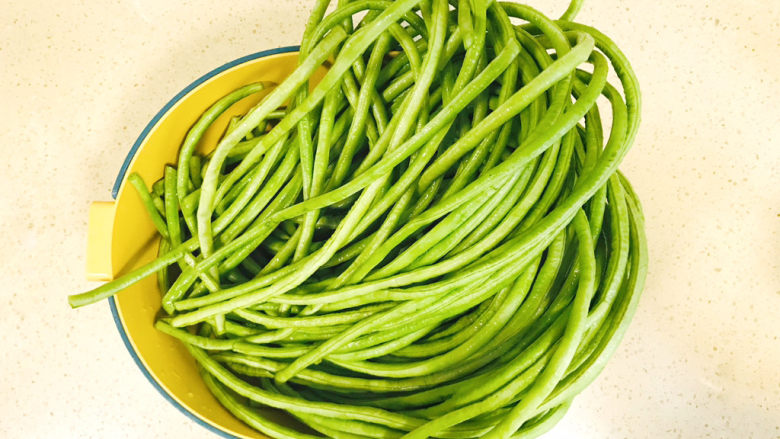 全麦猪肉豇豆包子,<a style='color:red;display:inline-block;' href='/shicai/ 60'>豇豆</a>洗净,控干水分