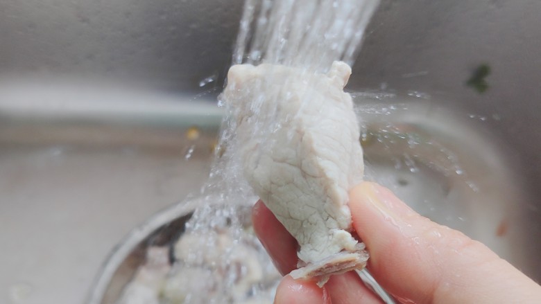 胡萝卜玉米排骨汤,捞出煮好的排骨,用流动水冲洗掉表面的浮沫