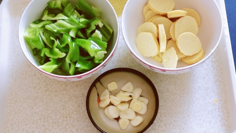 青椒炒素鸡,食材处理好了