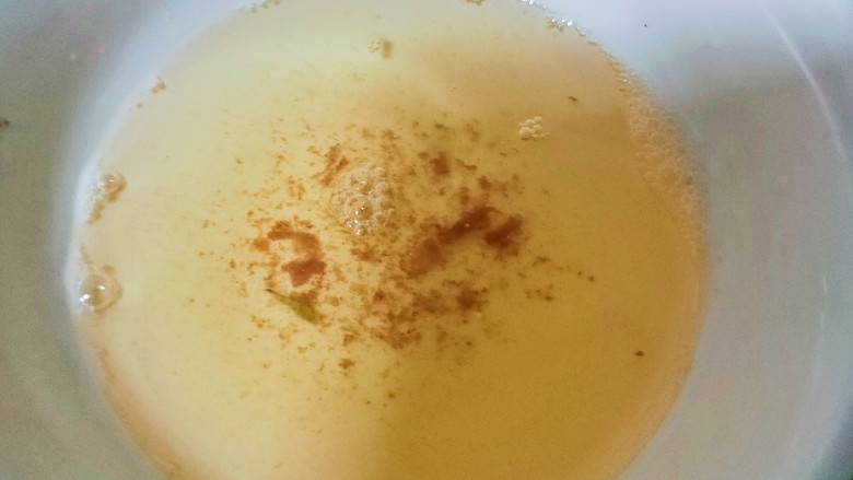 四季豆炒肉,炸至肉皱缩微焦,倒出油,肉不用盛出来