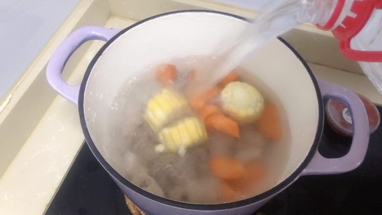 胡萝卜玉米排骨汤,加入清水