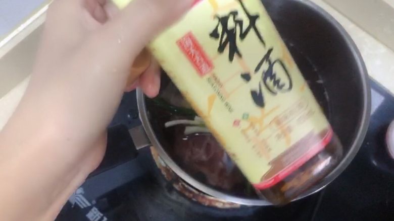 胡萝卜玉米排骨汤,适量<a style='color:red;display:inline-block;' href='/shicai/ 718'>料酒</a>
