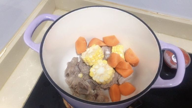 胡萝卜玉米排骨汤,一起放进汤锅