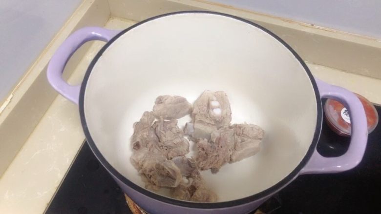 胡萝卜玉米排骨汤,汤锅加排骨