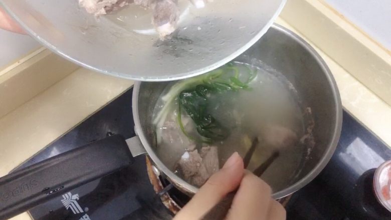 胡萝卜玉米排骨汤,煮出血沫后把排骨捞出