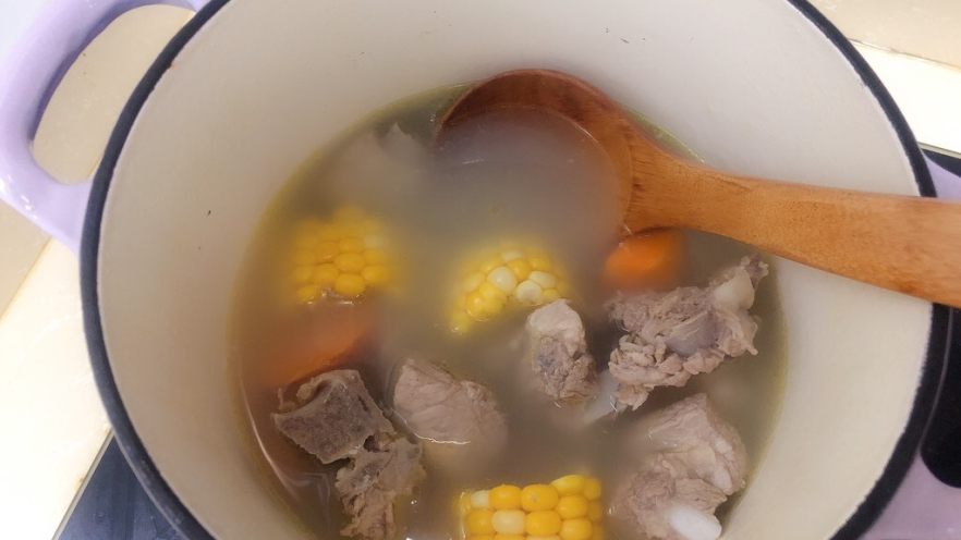 胡萝卜玉米排骨汤