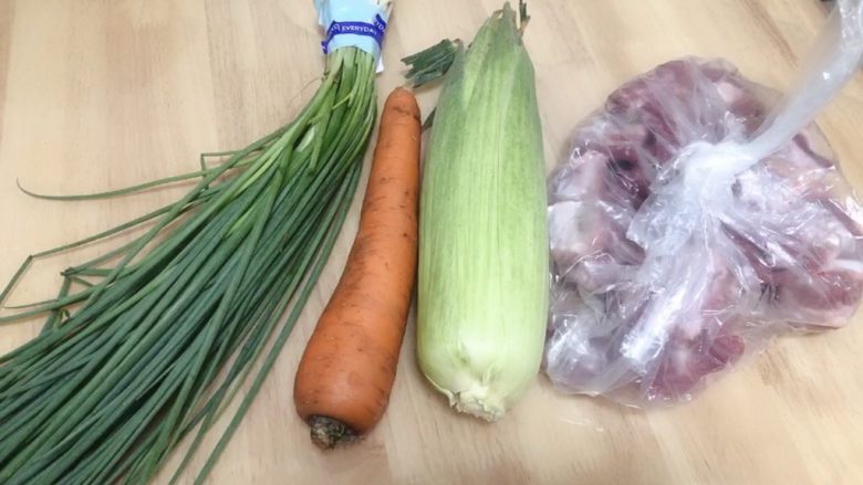胡萝卜玉米排骨汤,准备食材